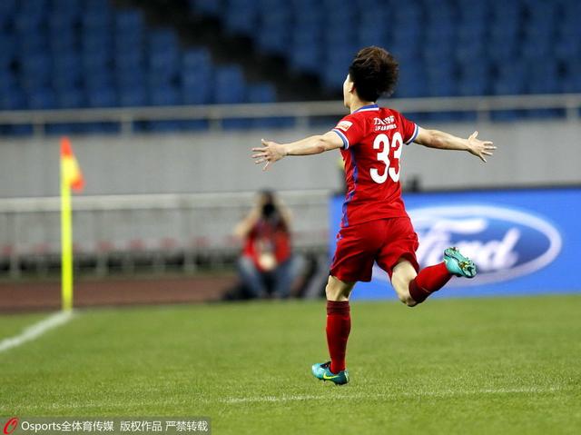 得知母亲病危后，海伦娜鼓起勇气踏上睽违数十年的返乡之路，回到偏远老旧的村庄，借此旅程面对及疗愈过去家庭带给她的伤害